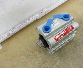 Пневматический цилиндр линейного действия. длина 49 мм. ширина 45 мм. рабочее давление 10 бар. предназначен для гашение колебаний в обе стороны в корпусе промышленного оборудования, в индивидуальной продажной упаковке в комплекте с паспортом изделия (не лом электрооборудования, не для пожарной автоматики, не военного назначения, не содержат источник ионизирующего излучения). Univer